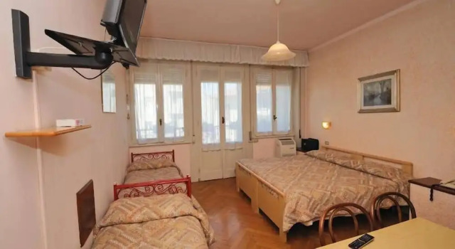 Четырёхместный номер Standard с балконом Hotel Elena