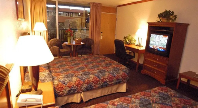 Boulder Outlook Hotel & Suites