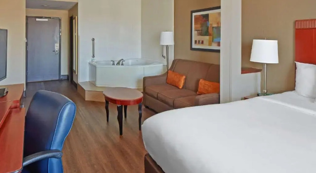 Люкс Comfort Suites Outlet Center