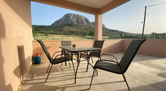 Коттедж с 3 комнатами Acrocorinthos House
