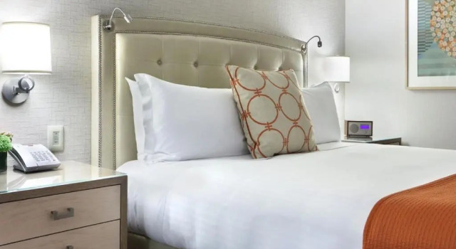 Двухместный номер с видом на гавань Seaport Hotel® Boston
