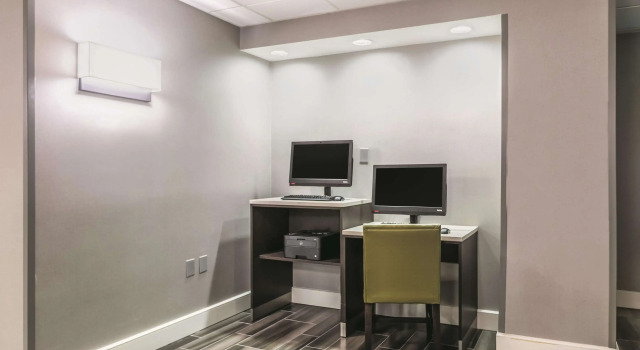 La Quinta by Wyndham Dallas Plano West, Забронировать Отель Плейно Dallas - Fort Worth Metropolitan Area, рядом с WellBridge Healthcare Greater Dallas