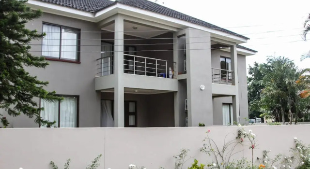 Apartments at 14 Mombo Road, Rezerwuj Apartament Hotele w Mpingwe z parkingiem, Parking