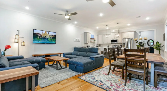 Chic Urban Retreat with Pool Steps to Bourbon St, Забронировать Апартаменты/квартира Апартаменты Нового Орлеана, рядом с Preservation Resource Center, Апартаменты/квартира