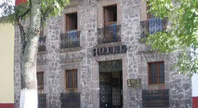 Кровать в общем номере Hotel el Carmen, Morelia