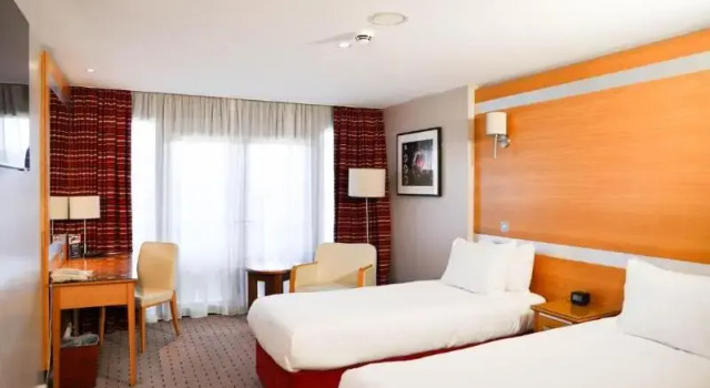 Двухместный номер Deluxe с видом на поле стадиона DoubleTree By Hilton Milton Keynes