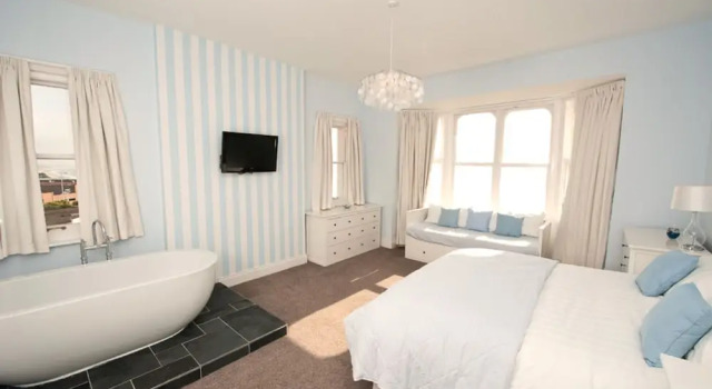 8 Bedroom Beach House, in Bournemouth and hot tub