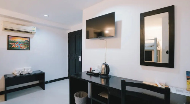 Кровать в общем номере Noble House Patong