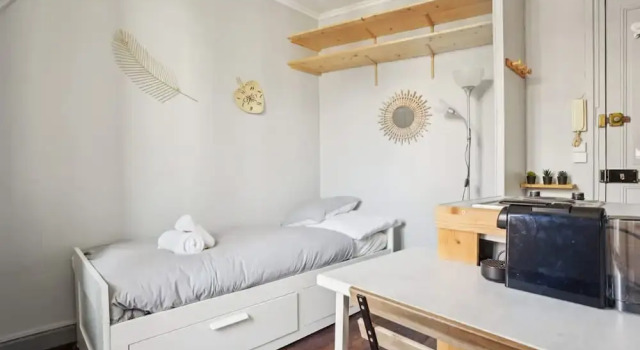 Charming Studio- Balcony in Montmartre- Mobility, Забронировать Апартаменты/квартира Париж Иль-де-Франс, рядом с Ги Моке