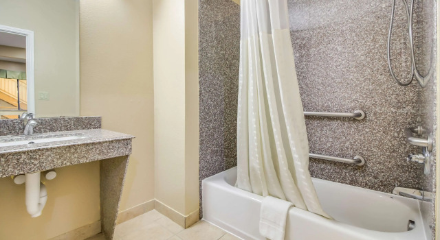 Четырёхместный номер Standard Americas Best Value Inn & Suites Tomball