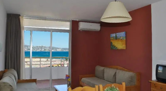 Апартаменты с балконом и с видом на море Xons Platja HA