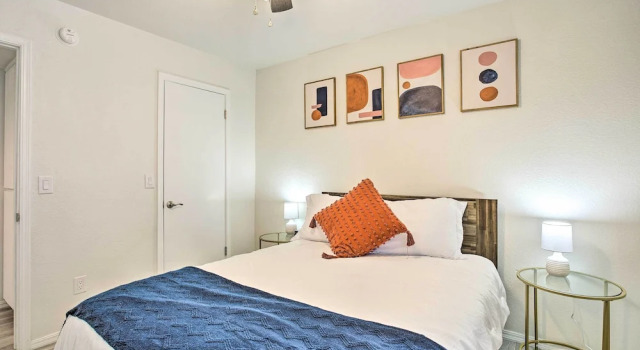 Updated Norman Getaway w/ Porch + Fire Pit!, Reserva ahora Casa o chalet Norman Oklahoma