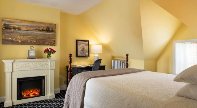 Люкс Deluxe Cornerstone Bed and Breakfast
