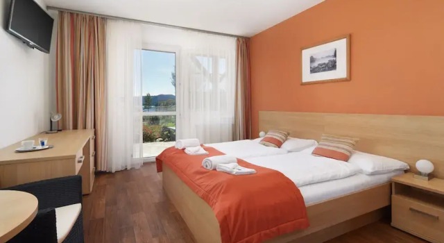 Garni & Apartman hotel Albatros, Boek Resort Hotels in Zuid-Bohemen met parkeren, Parkeren