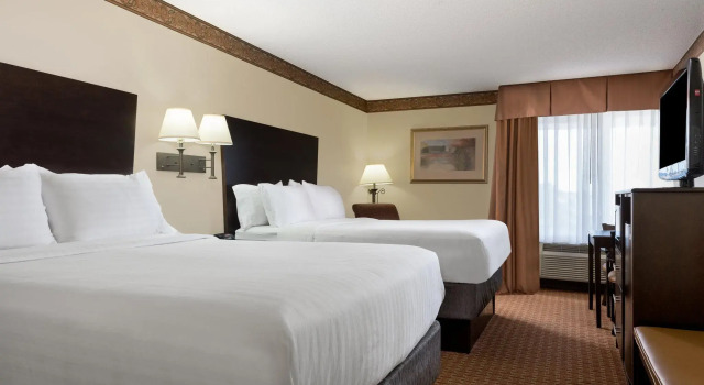 Четырёхместный номер Standard Holiday Inn Express & Suites Wilson-Downtown by IHG