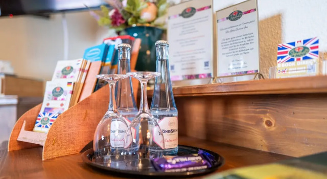 Семейные апартаменты The Little Britain Inn Themed Hotel One of a Kind In Europe
