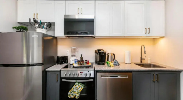 Апартаменты Luxury 1 BR With King Bed - Near Byward Market