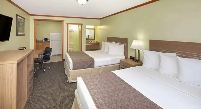 Четырёхместный люкс Travelodge by Wyndham Golden Sportsman Lodge