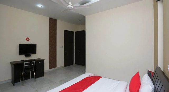 OYO 24323 Lakshmi Residency, Забронировать Отель Гургаон 