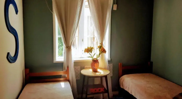 Кровать в общем номере Casa Beludi