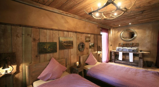 Шале Luxurious Chalet with Hot Tub & Sauna in Thirimont