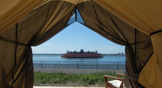 Тент с видом на воду Collective Retreats Governors Island