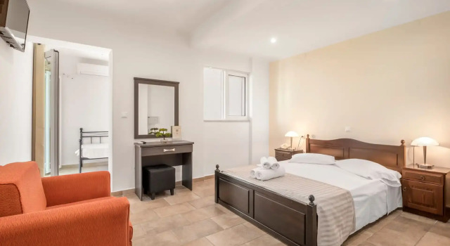 Трёхместный номер Standard с видом на бассейн Vergina Star Hotel