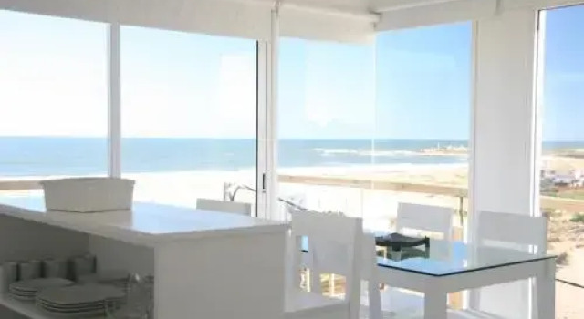 Ménage à Trois, Prenota Hotel Punta del Diablo Rocha