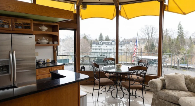 Люкс с 2 комнатами с балконом Weathervane Terrace Inn and Suites