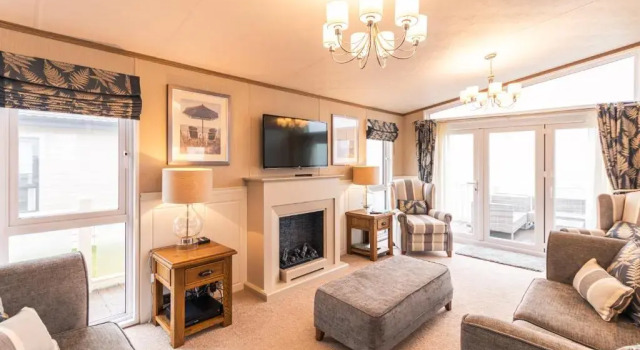 Lakeside Gem with Hot Tub, Book Hotel Barmby Moor Merseyside