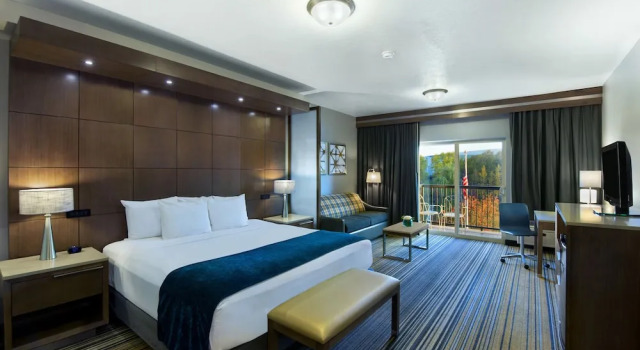 Двухместный люкс с балконом и с видом на реку Oxford Suites Spokane Downtown