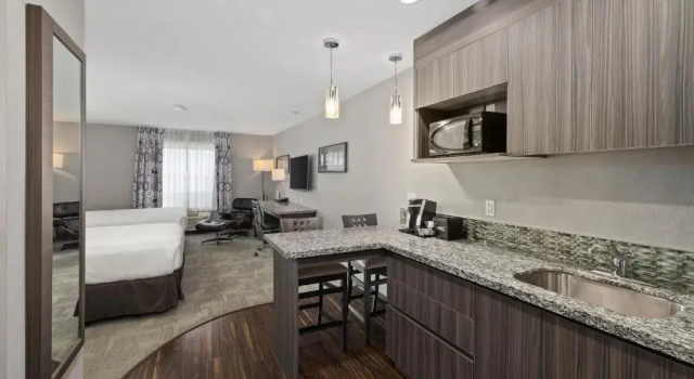 Люкс Deluxe Home Inn & Suites Saskatoon South