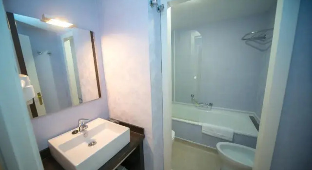 Четырёхместный номер Standard с балконом Oroel Hotel & SPA