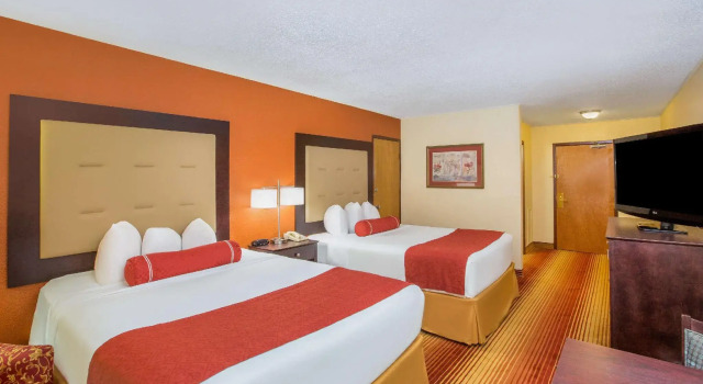 Четырёхместный номер Standard с балконом Clarion Inn and Suites Convention Center Kearney
