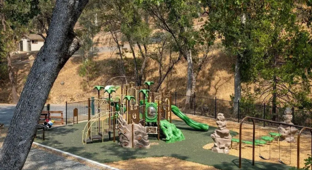 The Gathering Place - 2-Level Home with Game Room by Yosemite Region Resorts, Buchen Sie Hotel Pine Mountain Lake USA