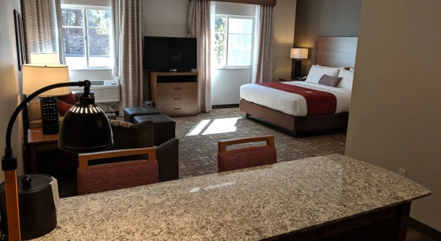 Двухместный люкс GrandStay Hotel & Suites