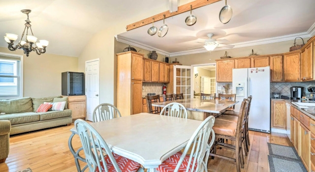 Beautiful Spacious Beach Home, Private Deck & Grill, with Beach Badges