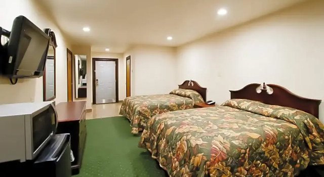 Шестиместный номер Standard OYO Pinewood Inn & Suites Silsbee