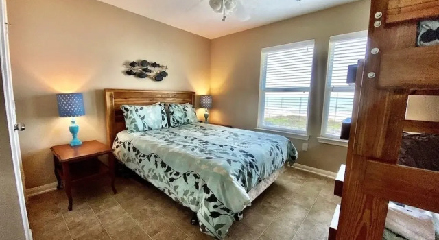 Janie's 4 Bedroom Home by RedAwning, Book Feriehus Bolivar Peninsula Houston