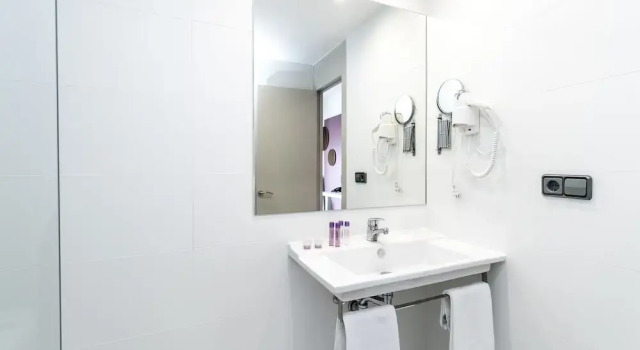 Двухместный номер Standard с балконом и с видом на город The Purple Hotel