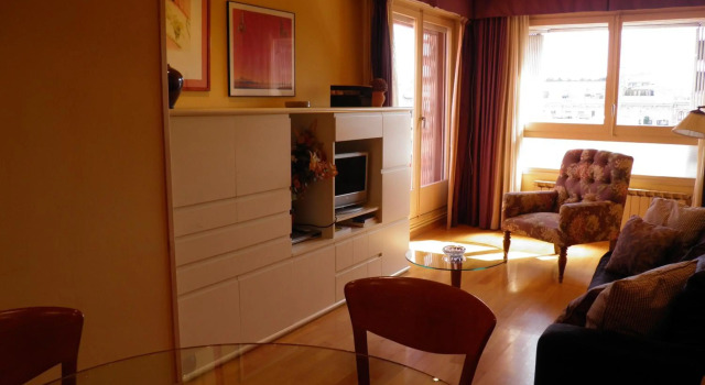 Apartaments Sant Jordi Girona 97, Забронировать Отель Эшампле Барселона, рядом с Santa Caterina Market