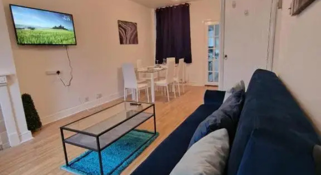 Lovely 3-bed House in Dartford