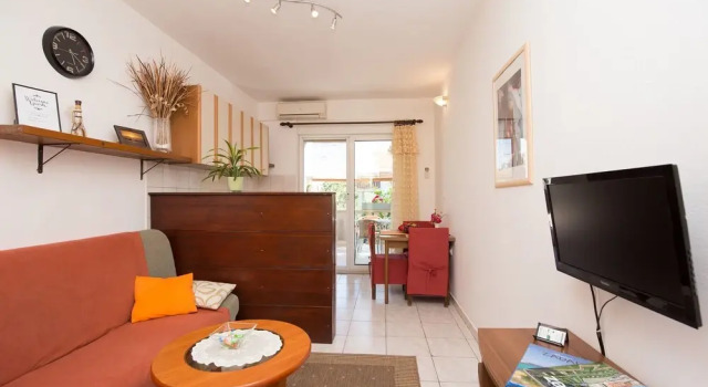 Apartments and Room Thea