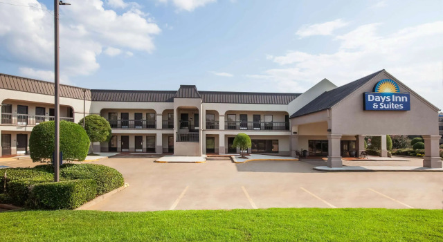 Days Inn & Suites by Wyndham Tyler, Buchen Sie Hotel Tyler Texas, in der Nähe von Golden Park