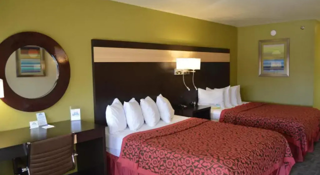 Четырёхместный номер Standard Days Inn by Wyndham Carlsbad