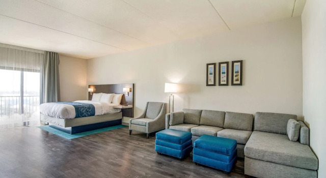 Четырёхместный люкс с балконом Comfort Inn & Suites Gulf Shores East Beach near Gulf State Park