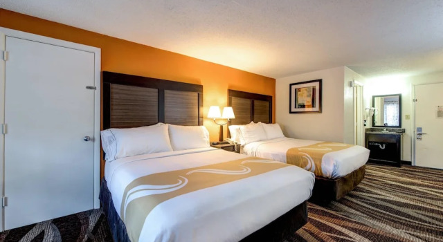 Четырёхместный номер Standard с балконом Quality Inn Creekside - Downtown Gatlinburg