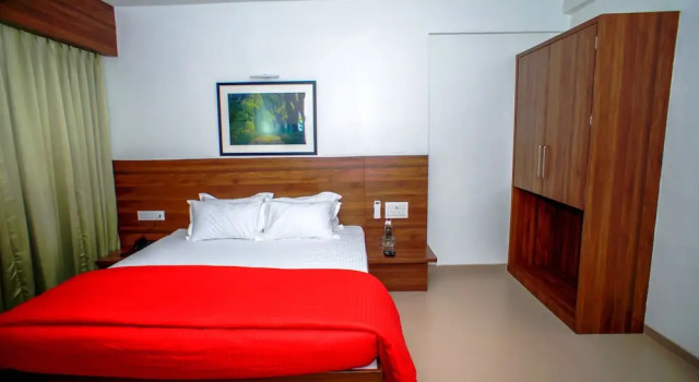 Mastiff Hotel Chinchwad by OTHPL, Забронировать Отель Отели Пимпри-Чинчвада с парковкой, Парковка
