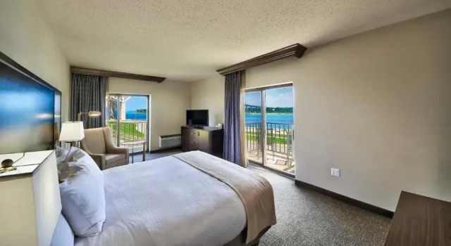 Двухместный номер Premium с видом на воду DoubleTree by Hilton Port Huron