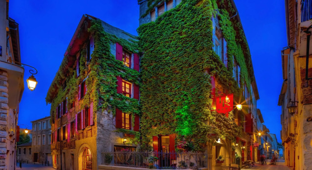 Postel ve společném pokoji Hotel Renaissance
